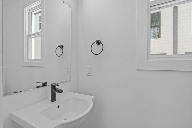 Building Photo - 1318 E Lenoir St