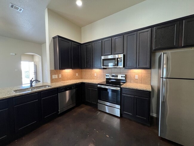 Building Photo - Luxury 3/2 duplex in NBTX