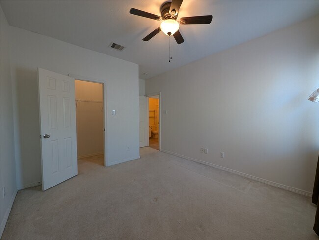 Building Photo - 913 Sweet Pine Dr