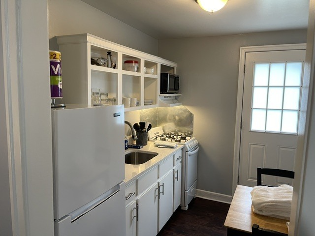 This studio has a full Kitchen. - 3811 Gallatin Pike