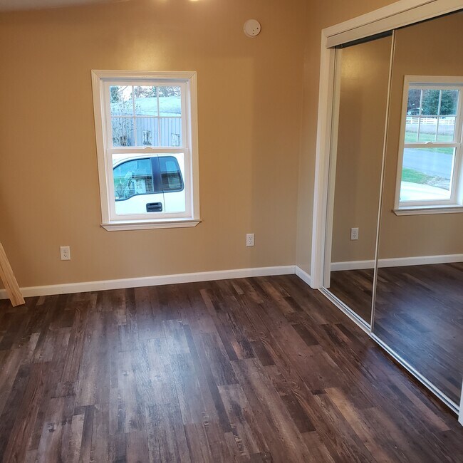 Master bed with large closet - 10561 W 800 N