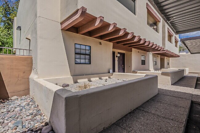 Building Photo - 1028 S Ash Ave