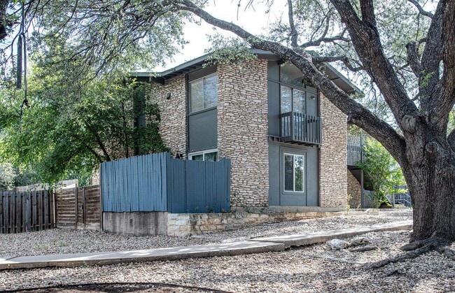 Building Photo - 2506 Manor Cir