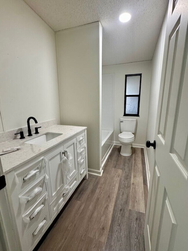 Building Photo - FOR RENT