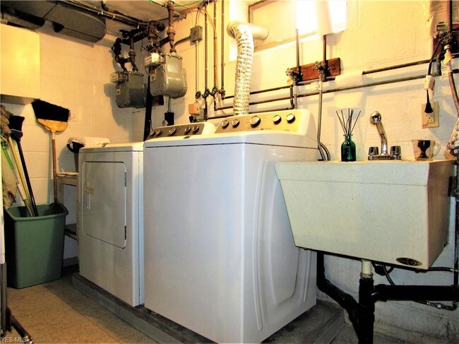 Building Photo - 11509 Lake Ave