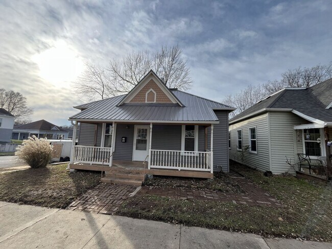 Building Photo - 2 Bedroom House For Rent