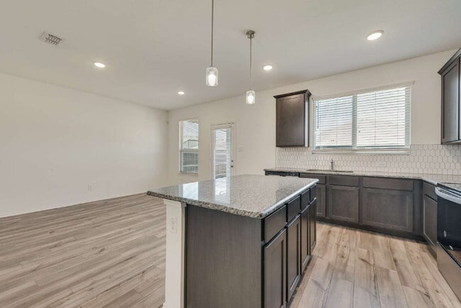 Building Photo - Fantastic newer 3-2-2 in Heartland Master Planned Community