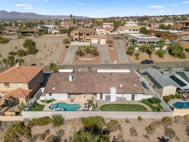 Building Photo - 4 Bedroom Pool Home on the Golf Course