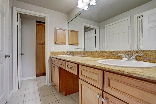 Building Photo - 2255 Braeswood Park Dr