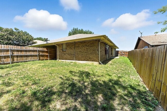 Building Photo - 6907 W Cleburne Rd