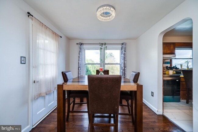 Building Photo - 117 E Broad St