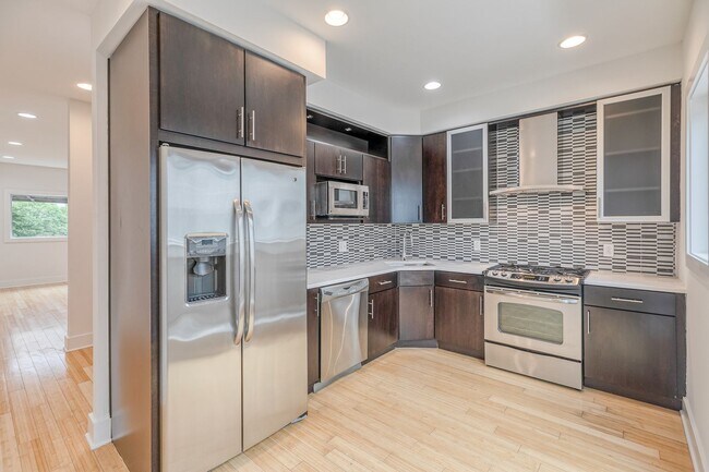 Building Photo - Northern Liberties Townhome with Parking