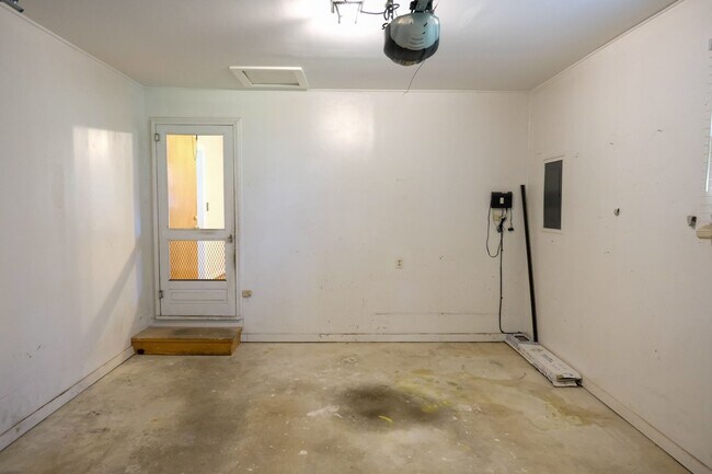 Building Photo - 6 Hardale Ln