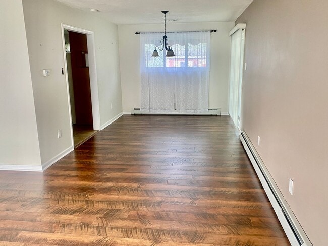 Building Photo - 3 Bedroom/2 Full Bath Ranch Near Air Produ...