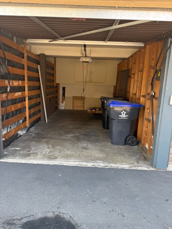 Building Photo - 2 Bedroom 1.5 Bath Beautiful Townhome in E...