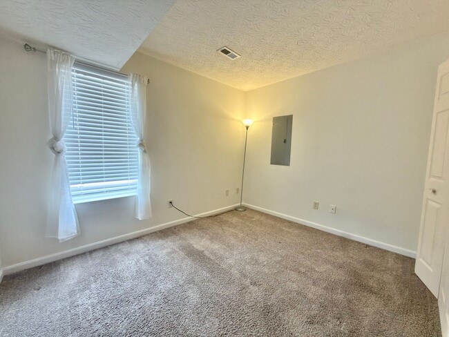 Building Photo - 3-bedroom, 2-bathroom home located in Cincinnati offering a functional layout and practical ameni...