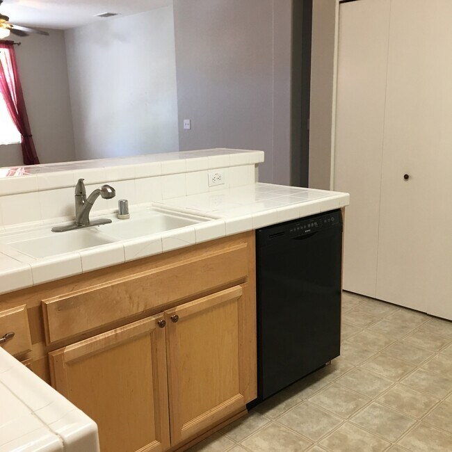 Building Photo - Updated Roseville Home