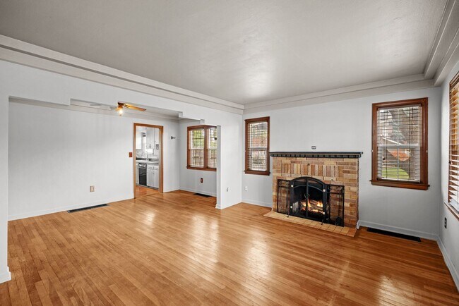 Building Photo - East Valley Home With Large Yard!