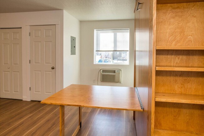 Building Photo - 1906 S 14th St W