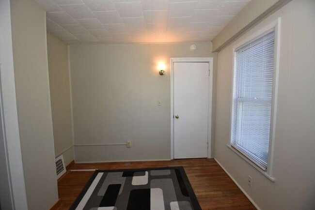 Building Photo - Close to Downtown Mishawaka- 2 bedroom duplex apartment