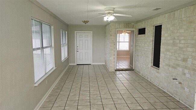 Building Photo - 16 Brenda Ln