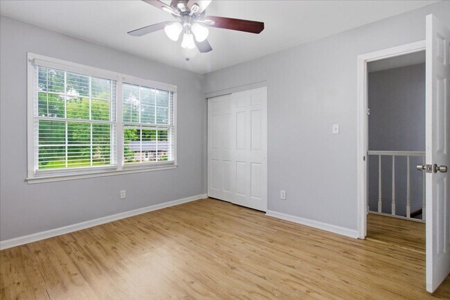 Building Photo - 208 Greenbriar Dr