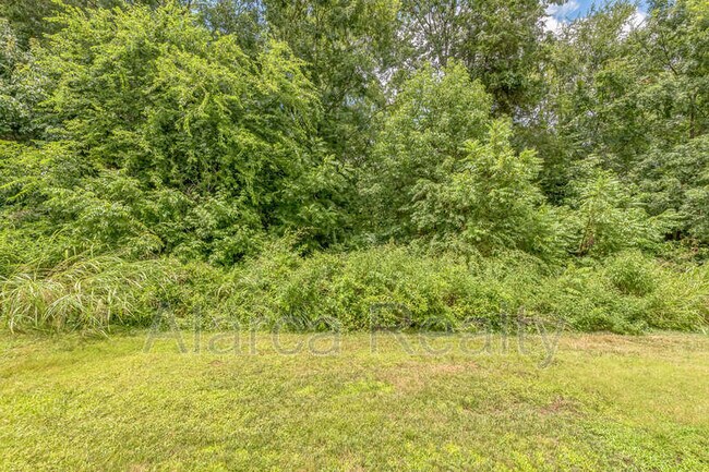 Building Photo - 2455 Silverthorn Dr