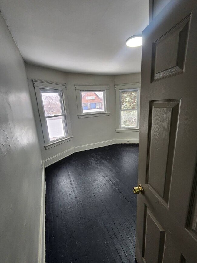 Building Photo - Charming 3-Bedroom Property in Prime Location (Section 8 Vouchers Accepted)