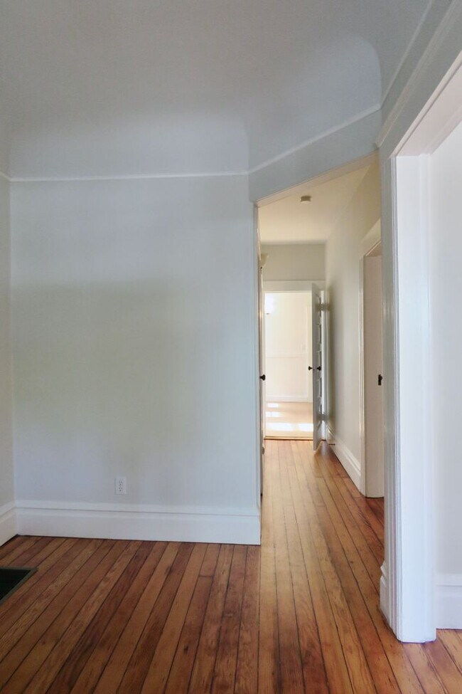 Building Photo - Freshly Updated Pet Friendly First Floor with Parking and Laundry