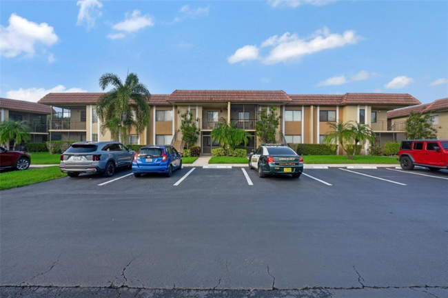 Building Photo - 305 Lakeview Dr