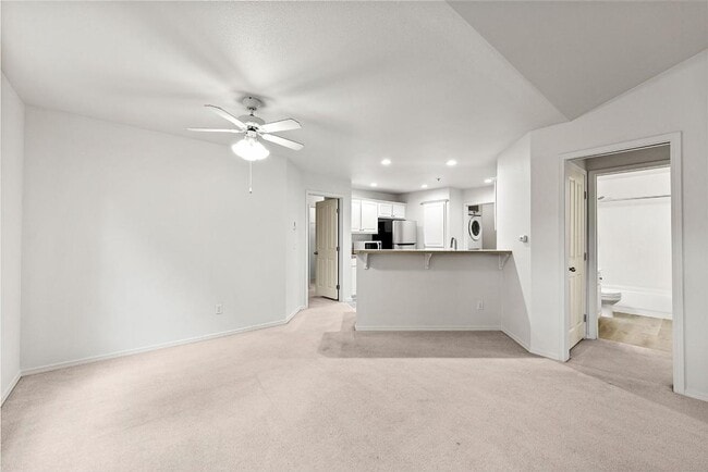 Building Photo - Charming 2 Bed Condo in DuPont | Fresh Pai...