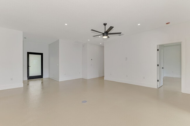 Building Photo - 2144 Webber St