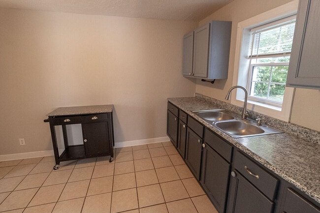 Building Photo - 306 W Worley St