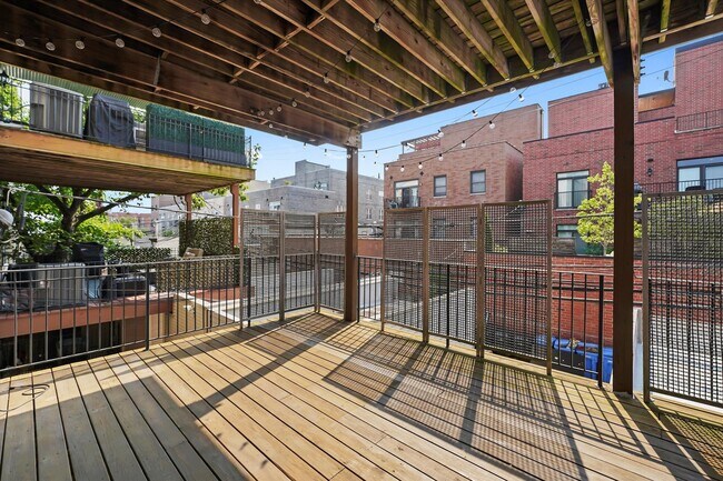 Building Photo - 2850 N Burling St