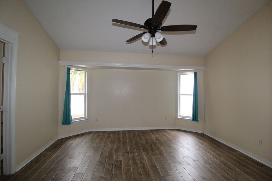 Building Photo - 2073 SW Capeador St