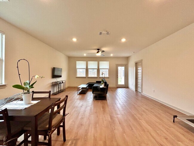 Building Photo - 2120 Alamo Heights Ave