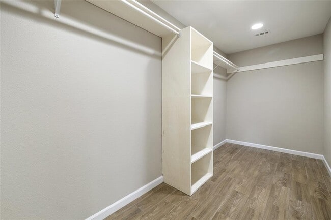 Building Photo - 1803 Victoria Dr