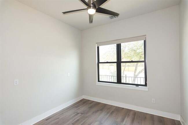 Building Photo - 2802 Lawrence Dr