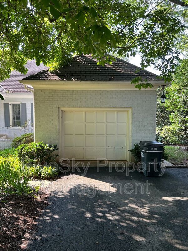 Building Photo - 492 Ednam Cir