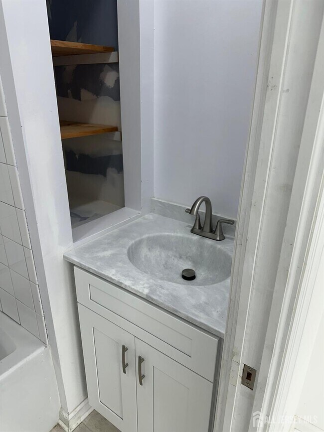 Building Photo - 111 Bayview Dr