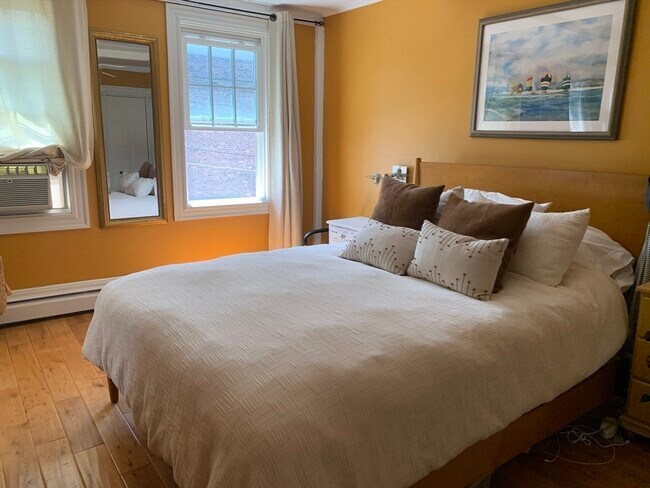 Building Photo - 10 Salem St Ave