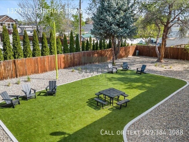 Building Photo - 1329 Goethals Dr