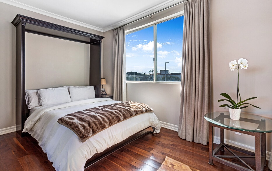 Building Photo - 318 26th St