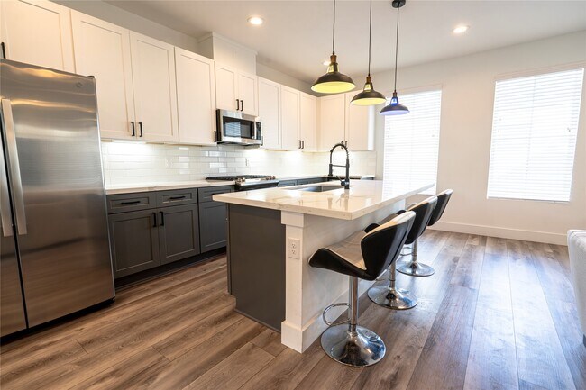 Building Photo - 2056 Johanna Dr