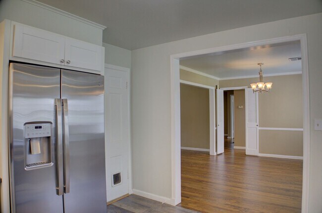 Building Photo - Well Maintained Midtown Home