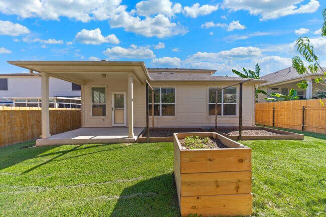 Building Photo - Spacious 4-Bed Home with Island Kitchen, Private Patio & Fenced Yard in Schertz