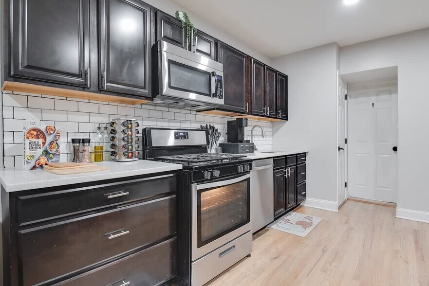 Building Photo - 1255 Raum St NE