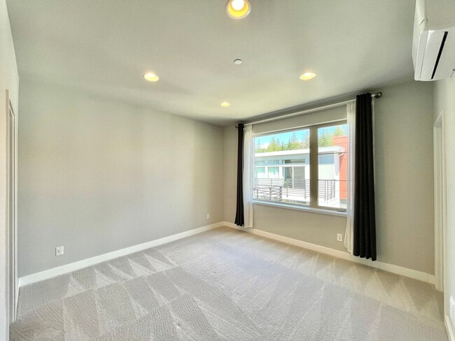Building Photo - Great Townhome for rent