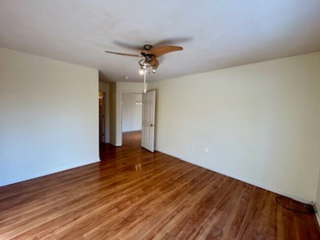 Building Photo - Great 2 Bedroom 2 Bathroom condo on the ea...