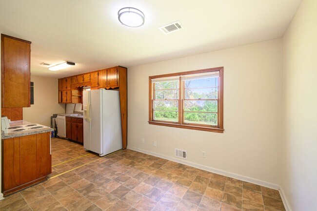 Building Photo - Updated 3BR Home with Fenced Yard on Quiet Street in Lake City